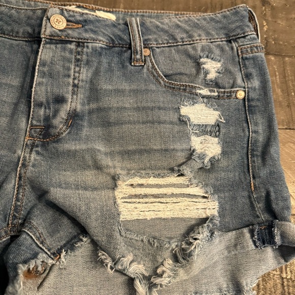 Altar'd State Women's Distressed Ripped Frayed Hem Denim Shorts Size 29 - Picture 6 of 8